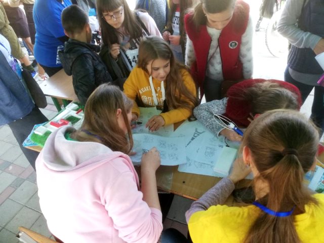 Студентки-першокурсницi набувають навичок педагогiчноiї дiяльностi